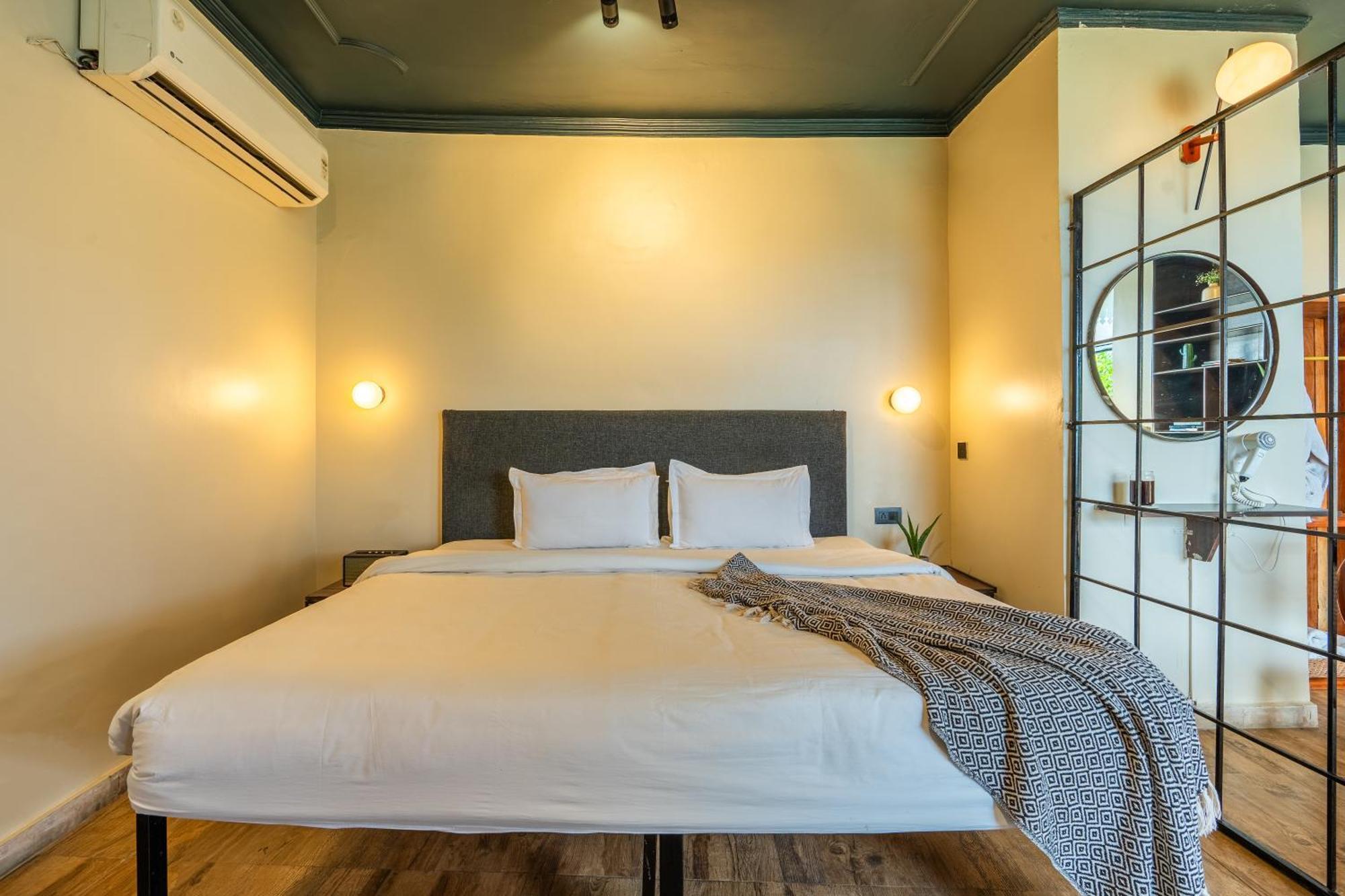 Minimalist One Hauz Khas Village New Delhi Exterior photo