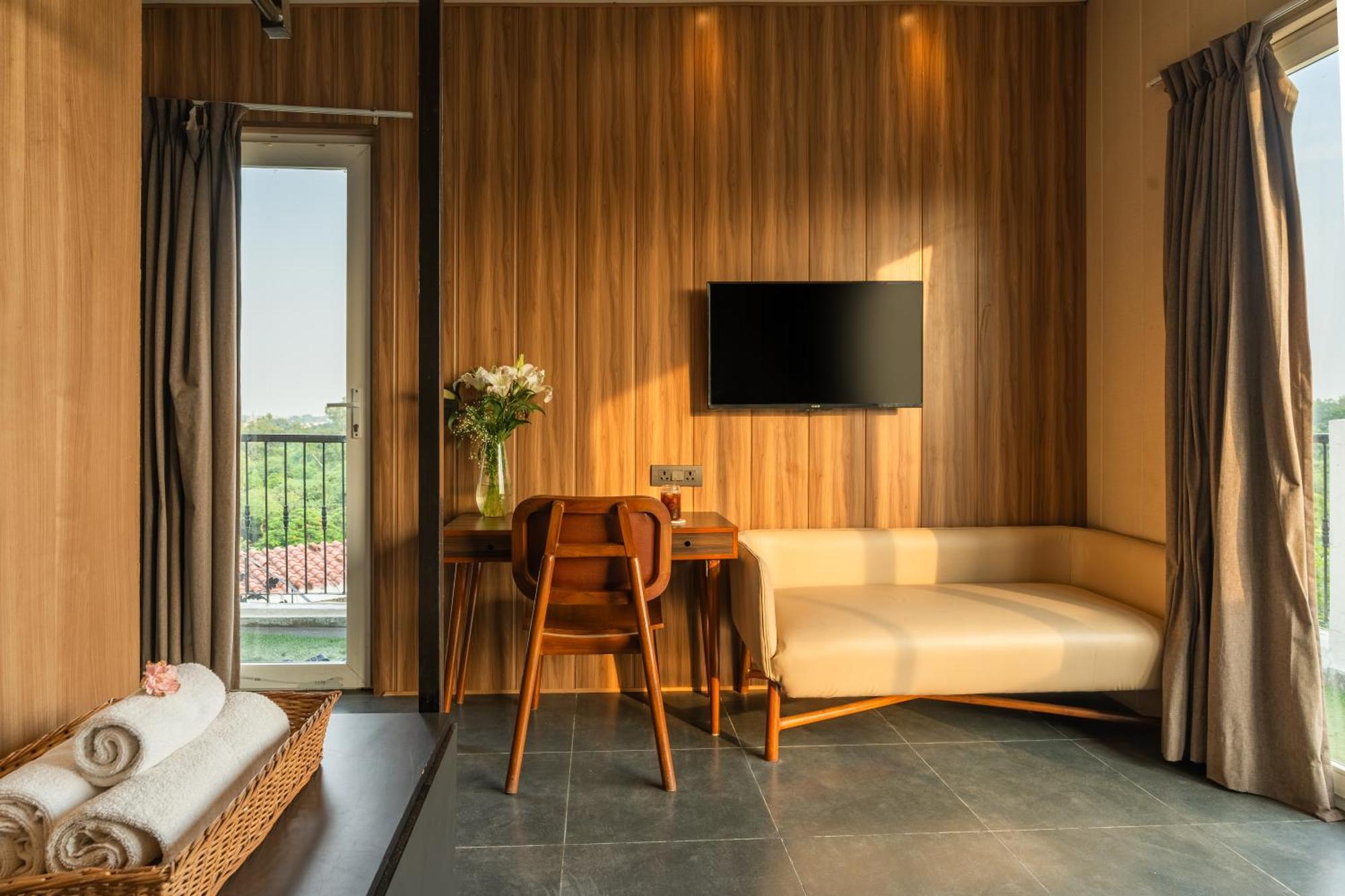 Minimalist One Hauz Khas Village New Delhi Exterior photo